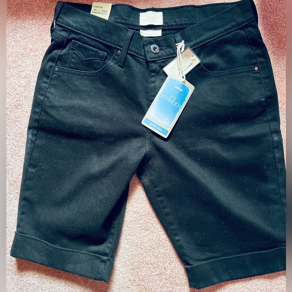 Levi’s Women's Mid-Rise Bermuda Black Shorts